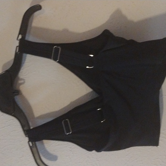 Trendy Black Twist-Front Sleeveless Crop Top – Size M - Picture 3 of 4